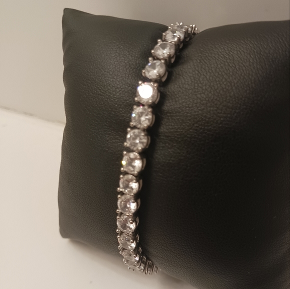STUNNING 10K WG MOISSANITE TENNIS Bracelet🥰🤩 - Picture 8 of 16